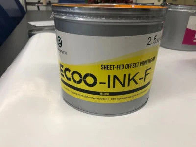หมึกพิมพ์ออฟเซ็ทชนิดตัวทำละลาย ECOO-INK-F สีแดง มีอายุการเก็บรักษา 3 ปี บรรจุในกระป๋องขนาด 1 หรือ 2.5 กก./กระป๋อง และ 6 กระป๋อง/ลัง