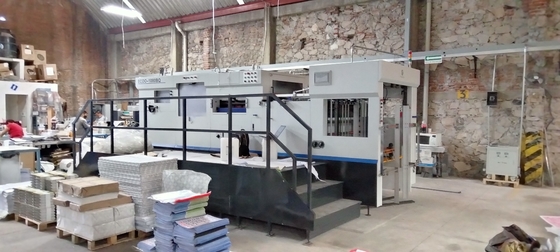 เครื่องตัดเจาะแบบอัตโนมัติแบบ flatbed พร้อมการถอดเปลือง