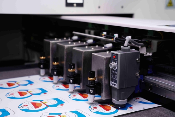 320mm ความกว้างดิจิตอล Roll To Roll Label เครื่องตัดเจาะ