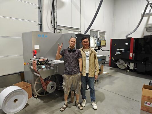 เครื่องเคลือบเงาหลังการพิมพ์ฉลากดิจิทัลขนาด 450 มม. พร้อมปั๊มฟอยล์เย็น