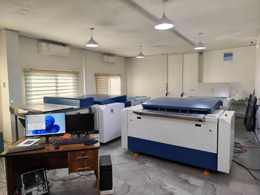 คอมพิวเตอร์ 256 ช่องเพื่อการพิมพ์ออฟเซตเครื่อง CTP แผ่นความร้อน 55 แผ่นต่อชั่วโมงและจุดสี่เหลี่ยมโหลดแผ่นอัตโนมัติ