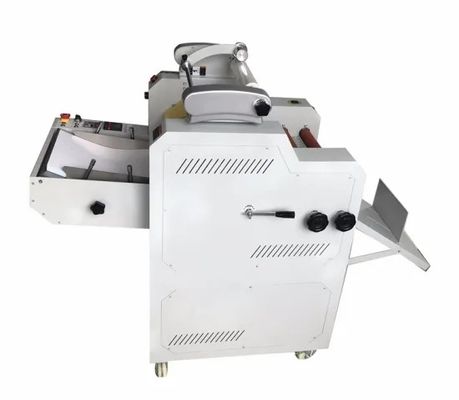 25m/นาที เครื่องเคลือบบัตรขลุ่ยอัตโนมัติ 3900W พร้อมเครื่องตัดขอบ